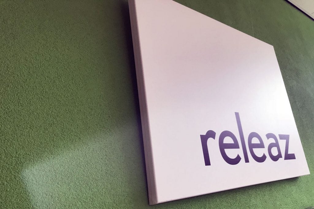 Het releaz-bord aan de muur op kantoor