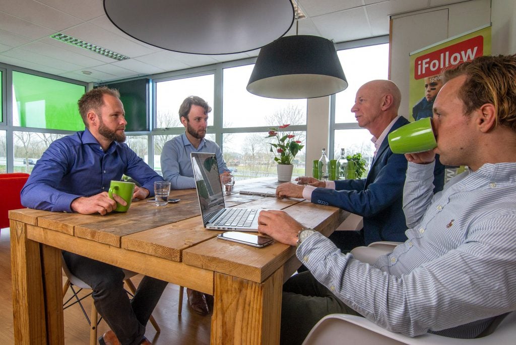 Overleg aan de kantoortafel bij releaz in Groningen
